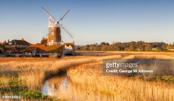 cley windmill in the sun - norfolk england stockfoto's en -beelden
