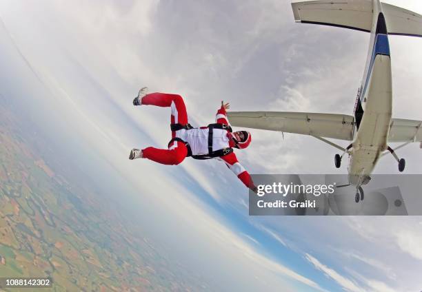 skydiver jump out the plane - aerial stunts flying stock pictures, royalty-free photos & images