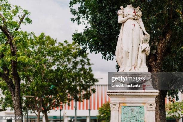 1859年, 在法國堡的拉薩萬公園的場地上, 人們樹立了卡拉拉大理石雕像, 但拿破崙1號夫人約瑟芬·波拿巴的代表于1991年被斬首。 - vandalism 個照片及圖片檔