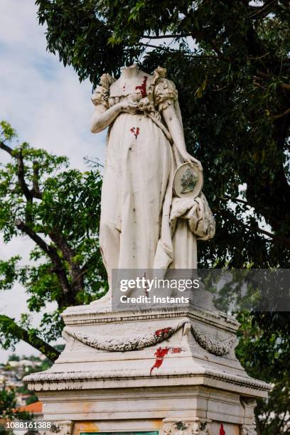 op grond van la savane park fort-de france, opgericht een carrara marmeren standbeeld in 1859 maar dat vertegenwoordiging van josephine bonaparte, echtgenote van napoleon de 1e werd onthoofd in 1991. - broken ruler stockfoto's en -beelden