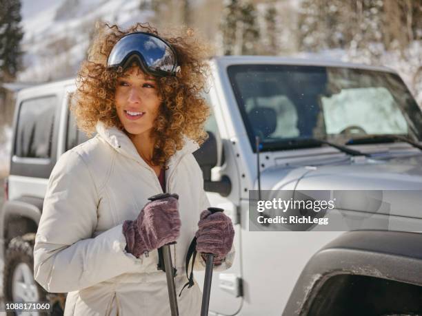 junge erwachsene genießen eine winter-ausflug - suv berg stock-fotos und bilder