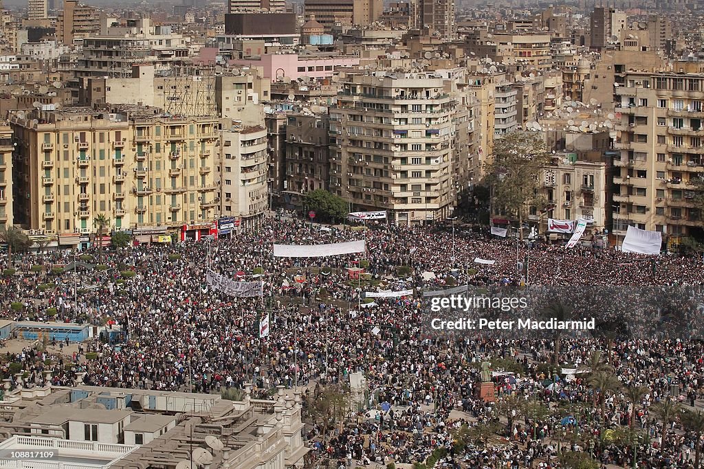 Anti-Government Protesters Clash With Pro-Mubarak Demonstrators
