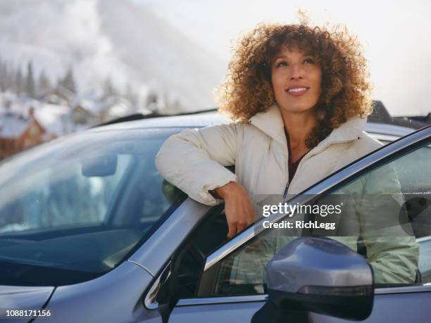 junge erwachsene genießen eine winter-ausflug - suv berg stock-fotos und bilder