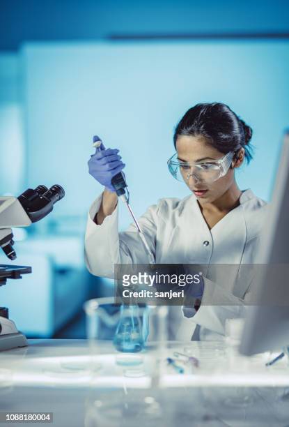 女性の科学者が実験室での作業 - female scientist ストックフォトと画像