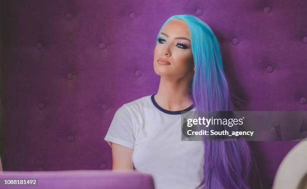 mujer bonita - cabello morado fotografías e imágenes de stock