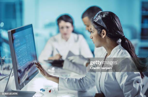 4,706 Scientist Computer Screen Stock Photos, High-Res Pictures, and ...