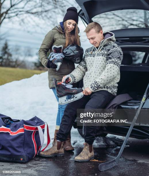 tausendjährige paar nach hockeytraining - hockey car stock-fotos und bilder