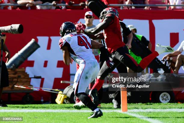 Chris Godwin of the Tampa Bay Buccaneers makes a 30-yard touchdown catch thrown over Sharrod Neasman of the Atlanta Falcons during the second quarter...