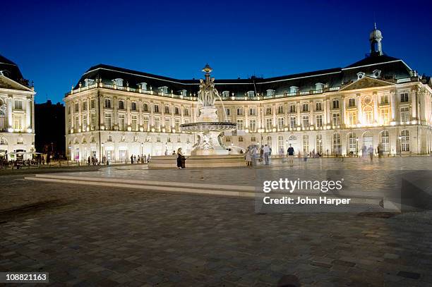 place de la bourse, bordeaux, gironde, france (car - bordeaux square stock pictures, royalty-free photos & images