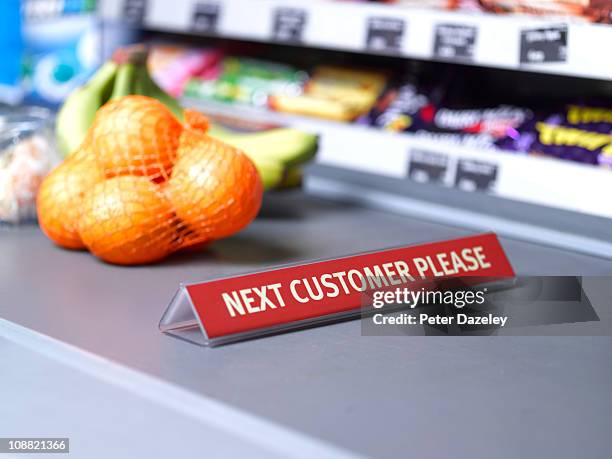 next customer please sign on checkout - kasregister stockfoto's en -beelden