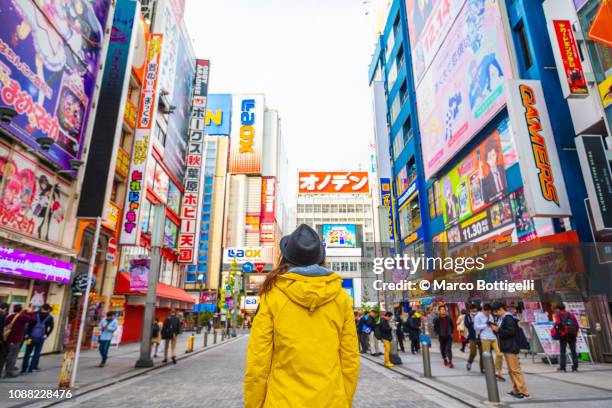 tourist walking in akihabara electronic town, tokyo, japan - tokyo fotografías e imágenes de stock