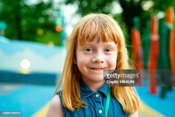 lachende meisje op een speelplaats. - childs pose stockfoto's en -beelden