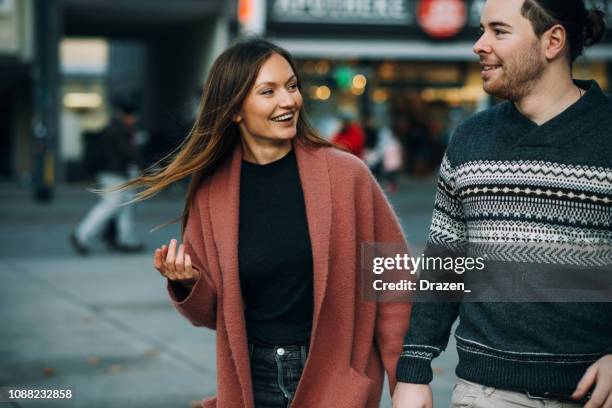 multi ethnischen paar in deutschland - echtes paar wochenende miteinander zu verbringen - freiburg im breisgau stock-fotos und bilder