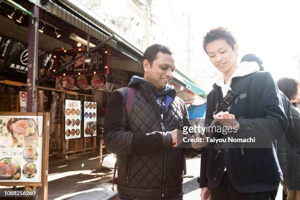 indians who ask the way for japanese people in tsukiji - インド系民族 ストックフォトと画像