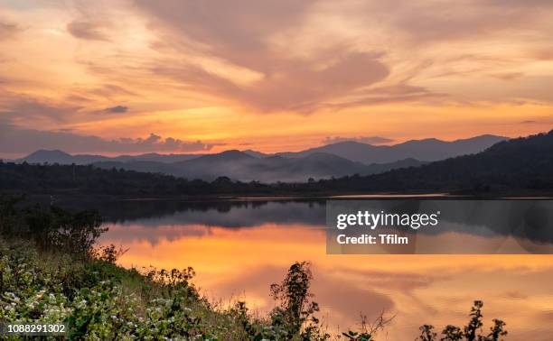 sunset at mae prachan reservoir, phetchaburi, thailand - stausee stock-fotos und bilder