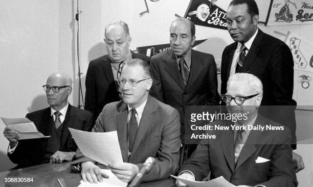Commissioner Bowie Kuhn meets new committee at his office. Appointed to look into the nomination of stars of the old Negro leagues into the Hall of...
