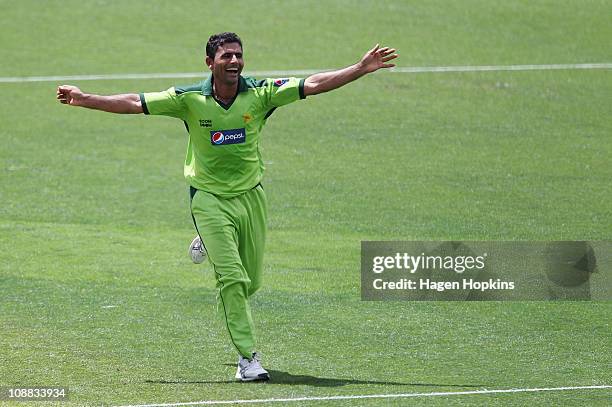 Abdul Razzaq of Pakistan celebrates the wicket of Ross Taylor of the Black Caps during game six of the one day series between New Zealand and...