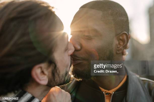 gay couple on city break - same sex couple on vacation - first kiss imagens e fotografias de stock