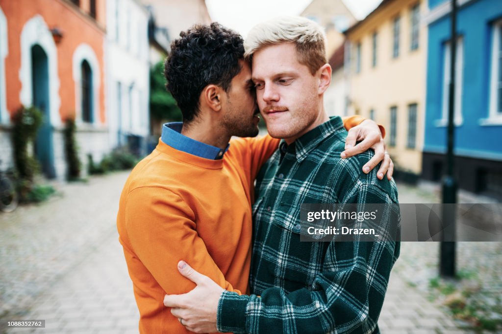 Pareja Gay En La Ciudad De Rotura Hombres Gay Latinos Y Escandinavos  Disfrutando De Su Vida En Común Juntos Foto de stock - Getty Images