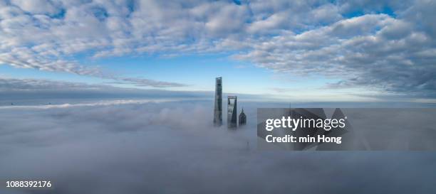 shanghai financial district in fog - lujiazui stockfoto's en -beelden