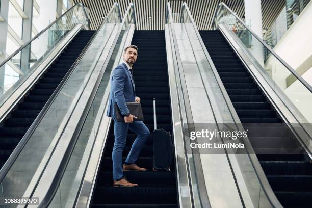 si prega di procedere ai gate d'imbarco - scala mobile foto e immagini stock