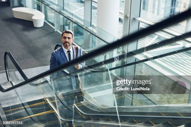 arbeiten auf der ganzen welt - rolltreppe von oben stock-fotos und bilder