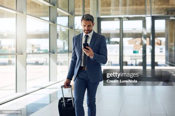 wachten op zijn oproep tot succes - man airport stockfoto's en -beelden