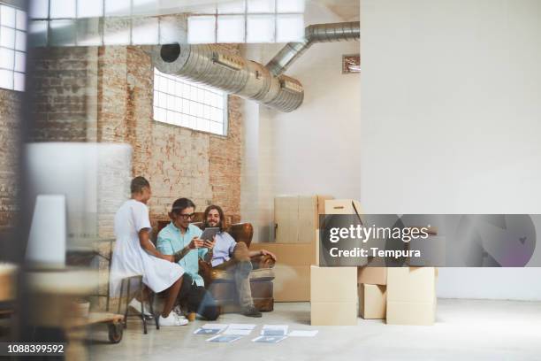 business-meeting in ein neues büro. - moving office stock-fotos und bilder
