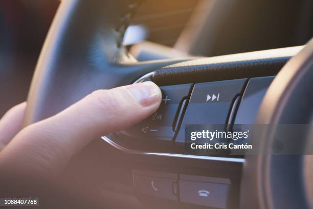 volume control on steering wheel - lautstärkeregler stock-fotos und bilder