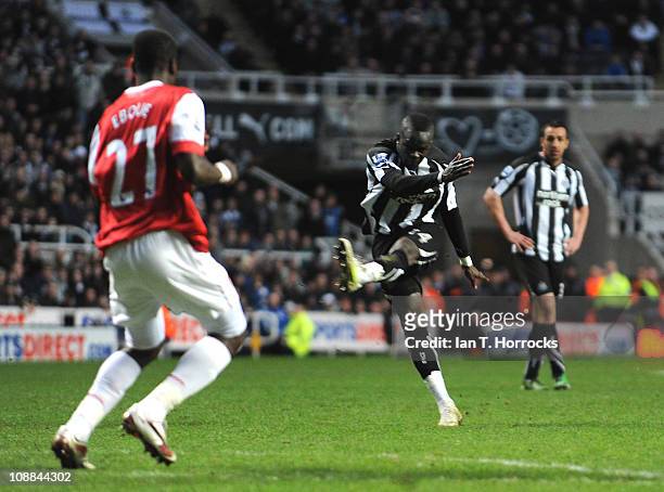 Cheik Tiote of Newcastle United scores the equalizing goal during the Barclays Premier league match between Newcastle United and Arsenal at St James'...