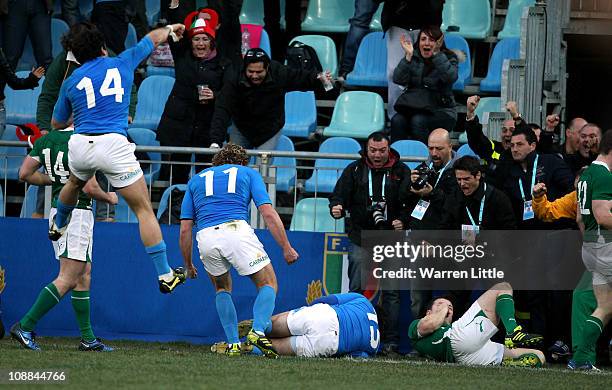 Luke McLean of Italy dives over to score a try during the RBS 6 Nations Championships match between Italy and Ireland at Stadio Flaminio on February...