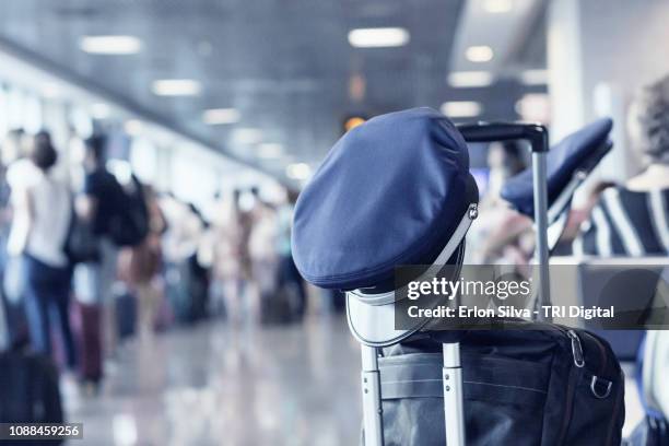 airplane pilot hat at the airport - airline pilot imagens e fotografias de stock