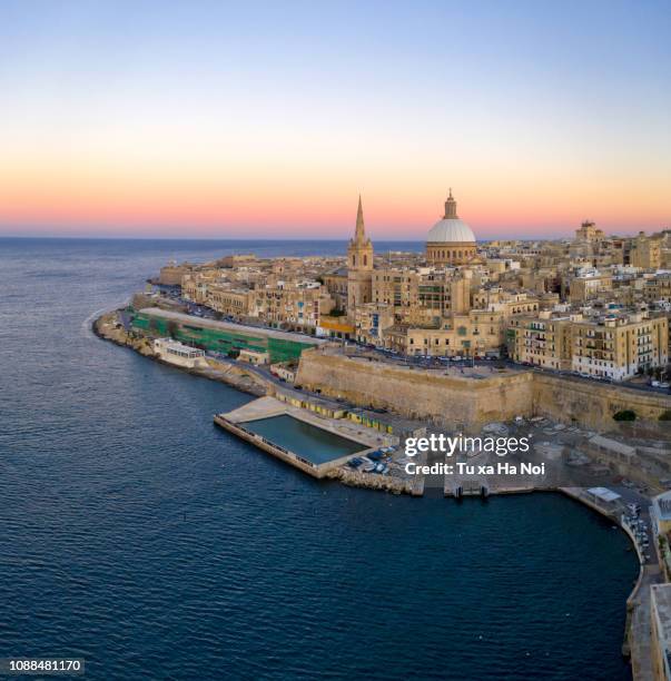 valletta, malta capital, view from above at sunset - malta stock-fotos und bilder