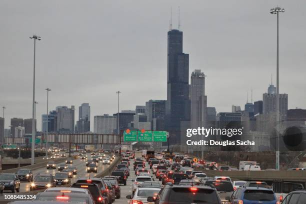 rush hour traffic approaching downtown chicago - traffic jam in chicago stock pictures, royalty-free photos & images