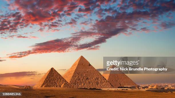 sunset at the pyramids, giza, cairo, egypt - giza fotografías e imágenes de stock