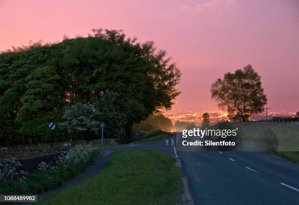 warm evening on country lane, outskirts of sheffield, england - silentfoto sheffield photos et images de collection