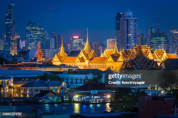 koninklijk paleis van bangkok spotlit nachts temidden van wolkenkrabber stadsgezicht thailand - menam stockfoto's en -beelden