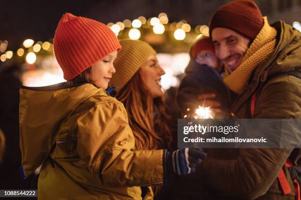 familie samen - winter coats stockfoto's en -beelden
