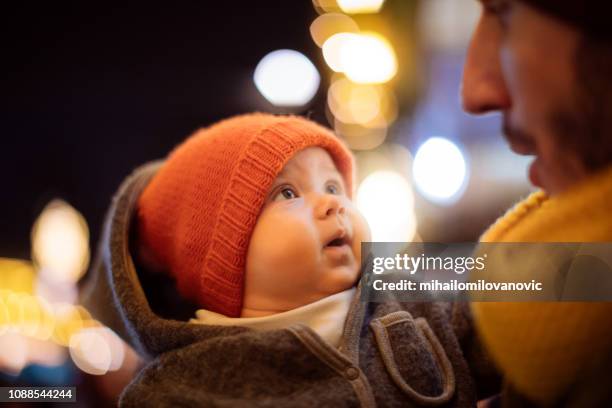 baby- en vader - winter baby stockfoto's en -beelden