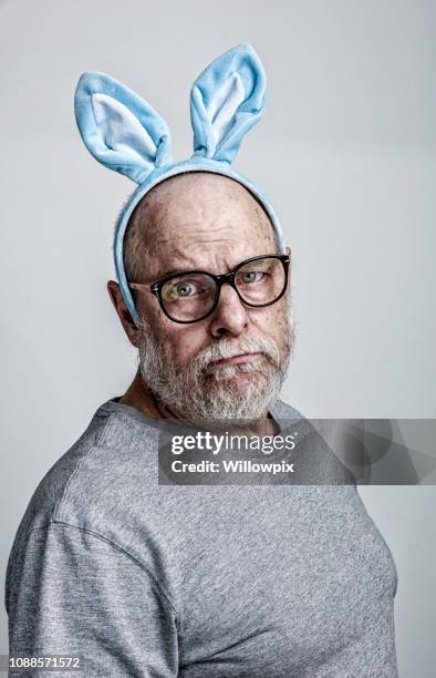 blauwe easter bunny oren senior volwassen man kanker patiënten bijwerkingen - easter bunny man stockfoto's en -beelden