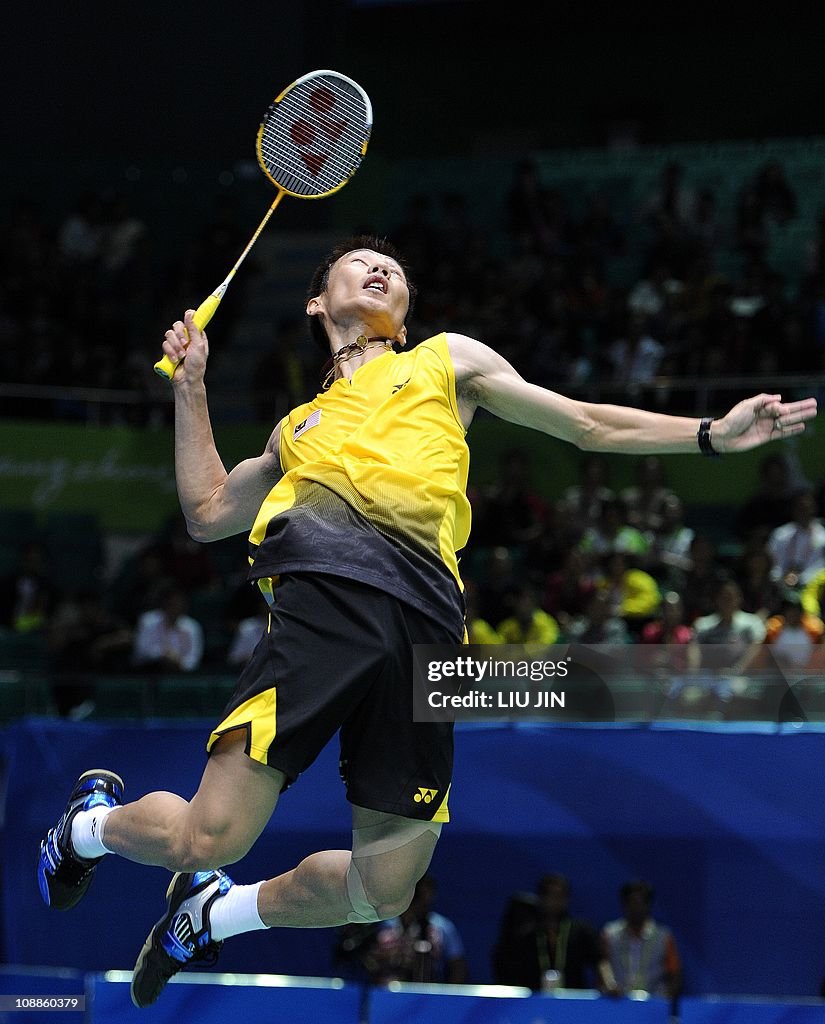 Lee Chong Wei of Malaysia leaps to smash a shuttlecock against... News  Photo - Getty Images