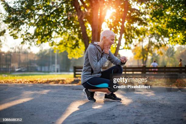 bijhouden van uw hartslag tijdens de training - cardiovascular system stockfoto's en -beelden