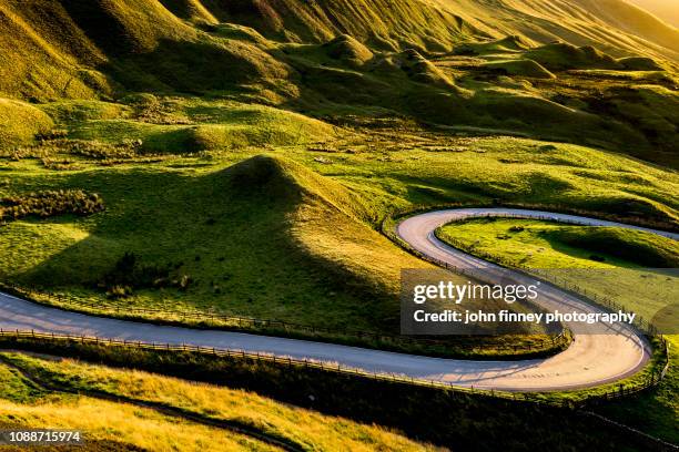 edale valley twisty road at sunset. english peak district. uk - buxton inglaterra fotografías e imágenes de stock