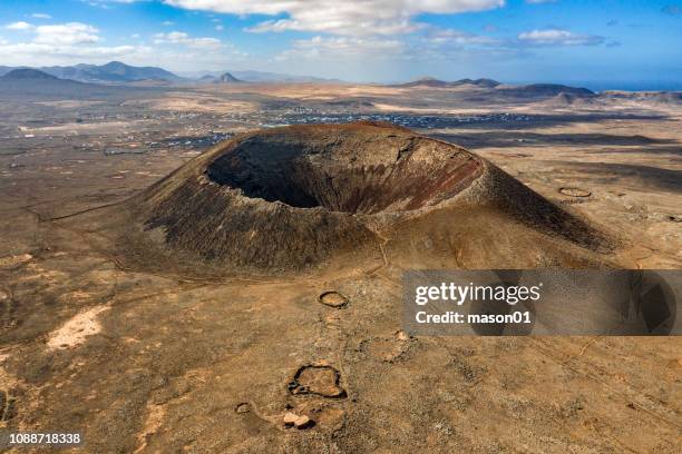 cráter del volcán de calderón hondo aérea - fuerteventura fotografías e imágenes de stock