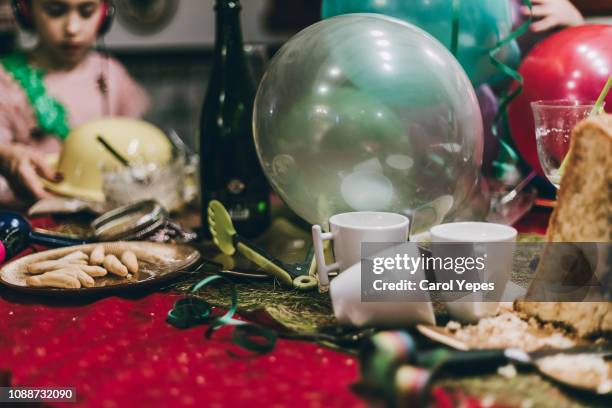 messy party table - messy table after party - fotografias e filmes do acervo