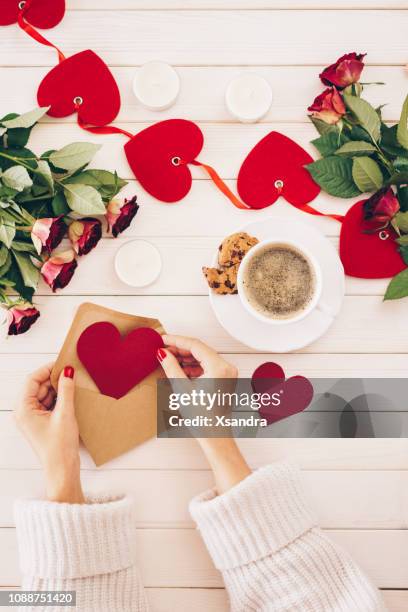 preparación de día de san valentín - coffee heart fotografías e imágenes de stock