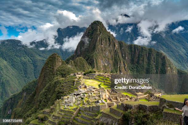 machu picchu - berg huayna picchu stock-fotos und bilder