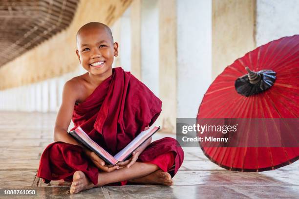 positividad principiante monje en el monasterio arco, myanmar - myanmar culture fotografías e imágenes de stock