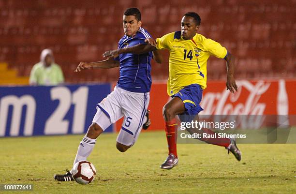 Arequipa, Peru, 06 de fevereiro: Juan Saiz , o jogador da Colômbia, antecipa Renato Ibarra, jogador do Equador , durante a partida entre as equipes...