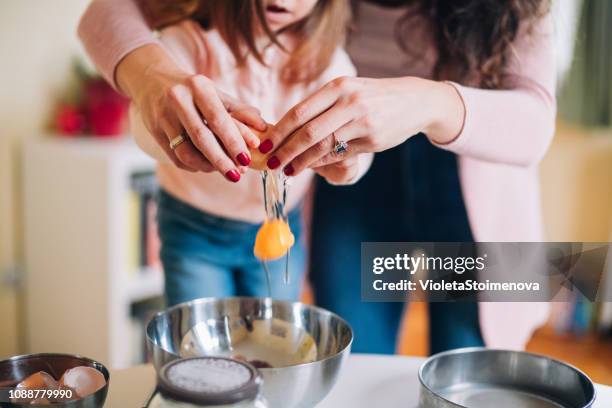 glückliche mutter und tochter in der küche - kids cooking stock-fotos und bilder